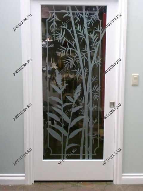 Комбинированные профили для каркаса межкомнатных дверей из стекла позволяют объединить достоинства нескольких материалов