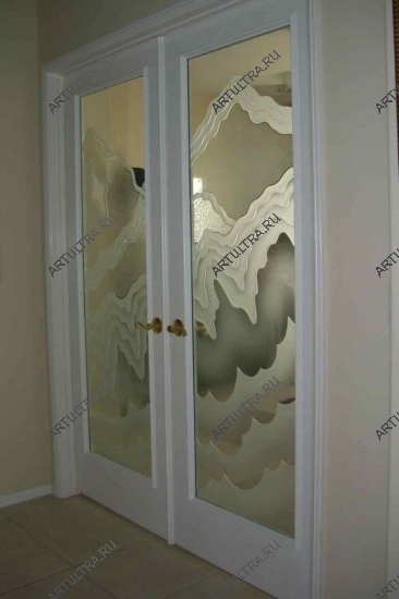 Распашные межкомнатные двери со стеклом, декорированным техникой художественного пескоструя