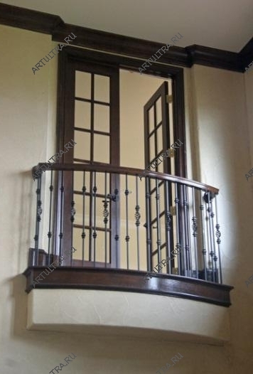 Распашные двери для маленького балкона – вполне достойное решение