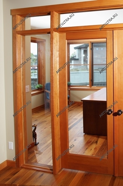 Стеклянные двери в интерьере кабинета уместны, так как сочетают отличные светопропускные способности и практичность