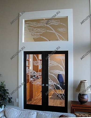 В интерьере домашнего кабинета отражаются субъективные вкусовые предпочтения владельца, поэтому можно использовать стеклянные двери с декором