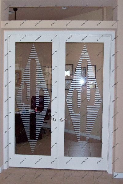 Логотип на стеклянных дверях для офиса - декоративный и одновременно информационный элемент