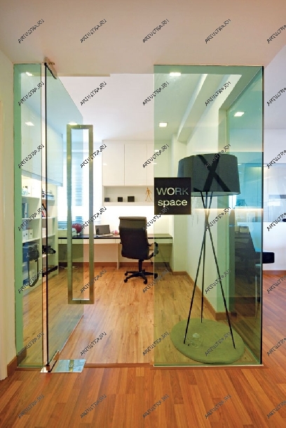 Двухстворчатые стеклянные двери в офисном пространстве