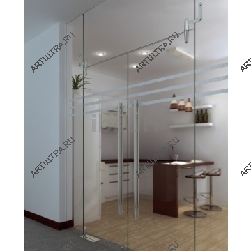 Двустворчатая стеклянная дверь может быть дополнена неподвижными секциями и фрамугой