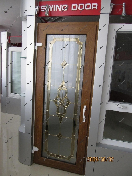 Маятниковая дверь, изготовленная с использованием витражных техник, более эффектна, но и стоимость ее выше