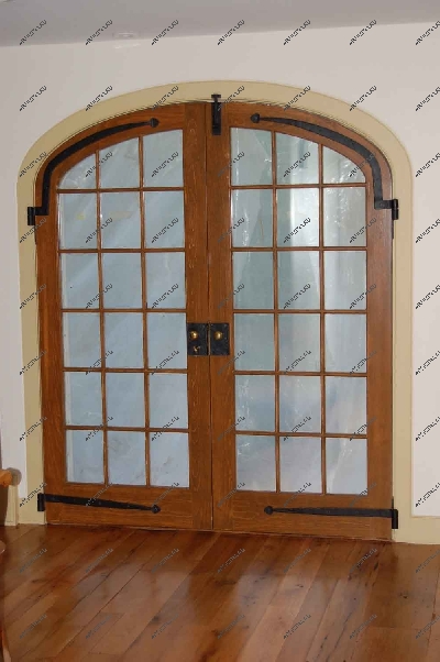 Распашная дверь может комплектоваться элементами ковки для создания эффекта старины