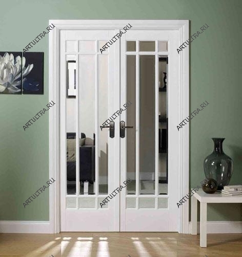 Распашная стеклянная межкомнатная дверь особенно удачно дополняет интерьер в традиционном, сдержанном стиле