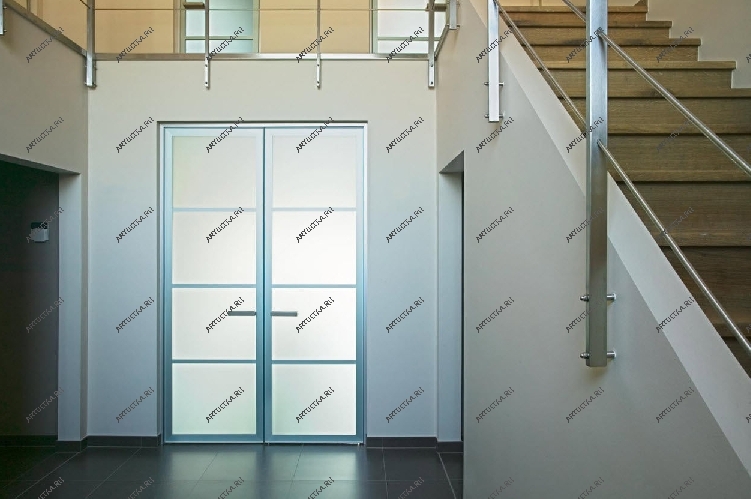  Маятниковые двери из алюминия с матовым заполнением имеют стильный, современный вид