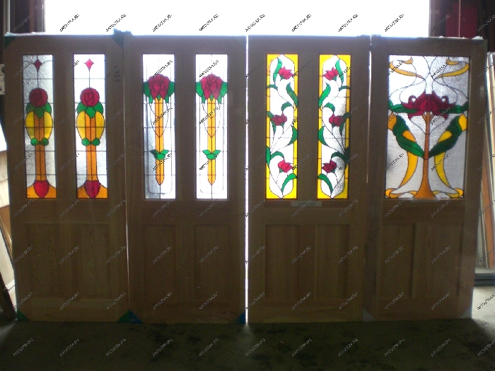 Двери со стеклом, оформленным заливным витражом будут дешевле декорированных в классической витражной технике