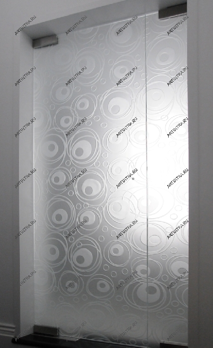 Межкомнатные стеклянные двери без каркаса, имеющие декоративную обработку полотна или узоры, стоят на порядок дороже каркасных моделей с обычным стеклом