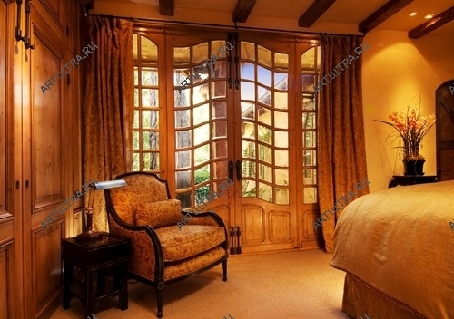 Межкомнатные стеклянные двери в деревянной раме сложной формы выглядят очень благородно