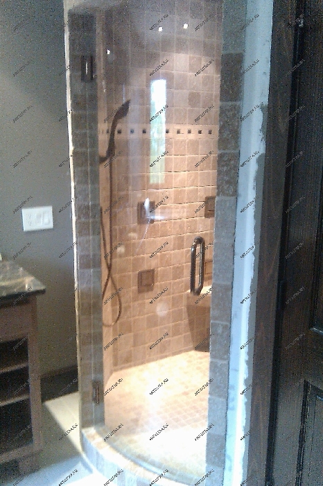Радиусные стеклянные двери часто используют при оформлении ванной комнаты