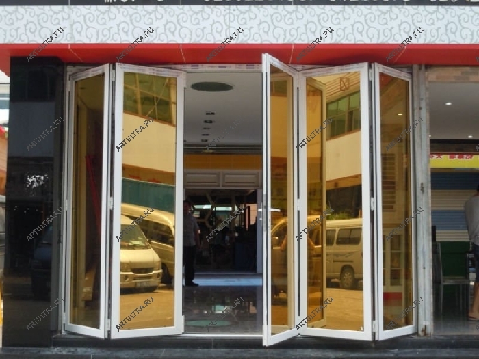 Складная дверь “купе” с использованием тонированного стекла с отражающим эффектом