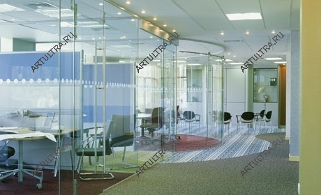В одном интерьере могут быть использованы стеклянные межкомнатные двери нескольких типов конструкции