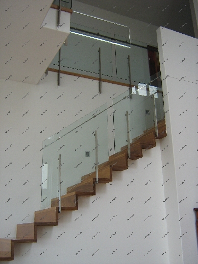 Вариант расположения стеклянного ограждения вдоль лестничного подъема
