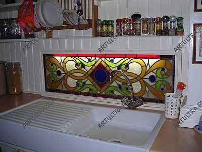 Материалом для витражного кухонного фартука являются особые стекла с характеристиками, отличающимися от тех, что свойственны оконному стеклу