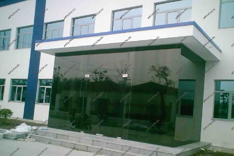 По желанию заказчика поверхность стеклянного тамбура матируется, для снижения степени прозрачности конструкции