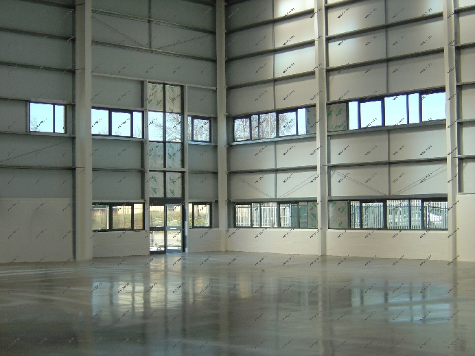 Алюминиевые маятниковые двери удачно дополнили дизайн интерьера крупного помещения