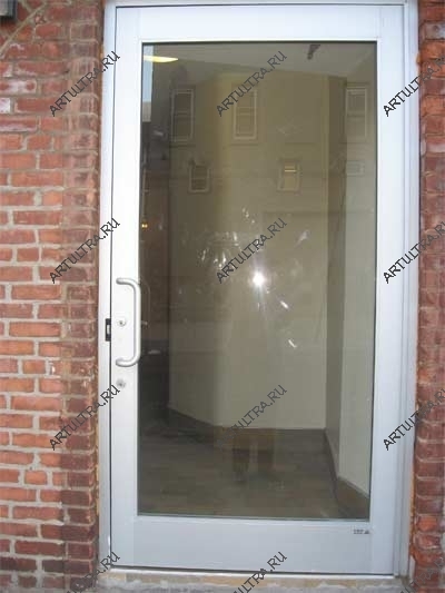 Распашная входная дверь с алюминиевым каркасом наиболее проста в монтаже
