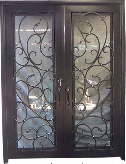 Алюминиевая распашная дверь с элементами ковки