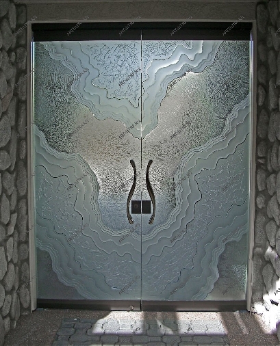 Бескаркасная входная дверь может быть украшена объемным или простым пескоструем