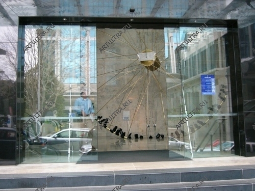 Цельностеклянные входные двери со стеклом обычно устанавливают в общественных зданиях