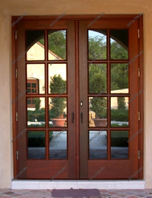 Даже при наличии простого дизайна входная деревянная дверь со стеклом будет выглядеть стильно