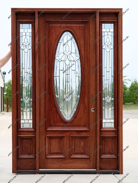 В деревянных входных дверях стекло часто заменяют вставками из витражей