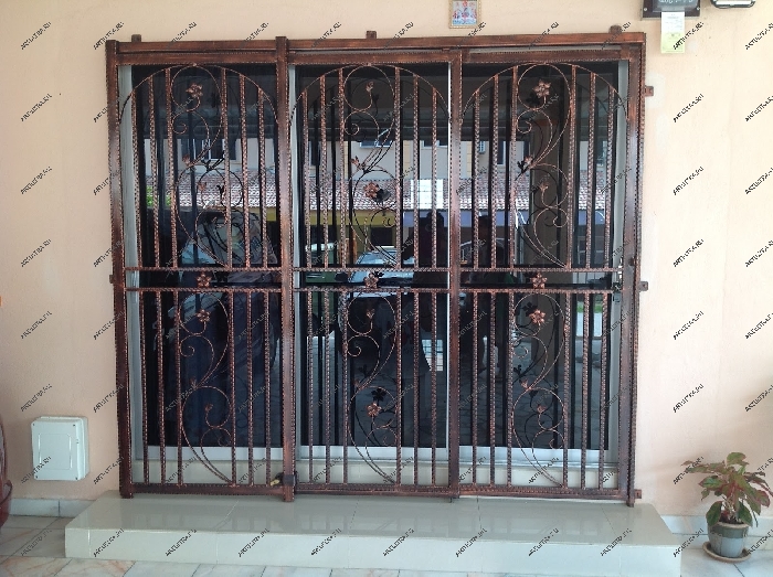 Раздвижная дверь с кованой решеткой надежно защищает жилище от взлома