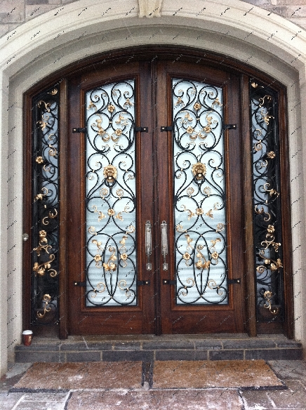 Сложность кованых орнаментов для входной двери играет определяющую роль в формировании цены