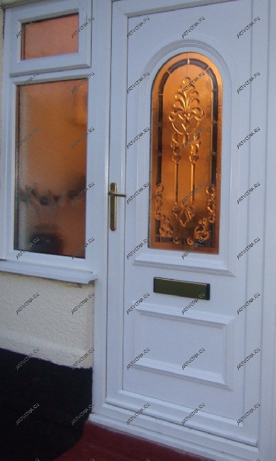 Пластиковая входная дверь, остекленная витражом, отражает утонченный вкус хозяина дома