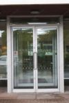 фото входные двери в магазин из алюминиевого профиля