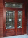 фото деревянные входные двери со стеклом