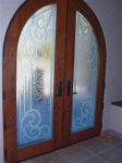 фото деревянные двустворчатые входные двери со стеклом в зал бракосочетаний
