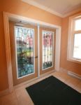фото деревянные распашные входные двери со стеклом в массажном салоне