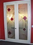 фото деревянные входные двустворчатые двери со стеклом в танцевальный зал