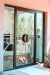 фото элитные входные стеклянные двери магазина-питомника комнатных цветов