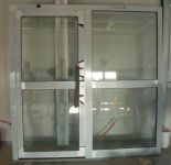 фото маятниковые двери алюминевые со стеклом
