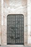 фото металлические двери со стеклом с художественным пескоструем