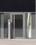 фото металлические офисные двери со стеклом