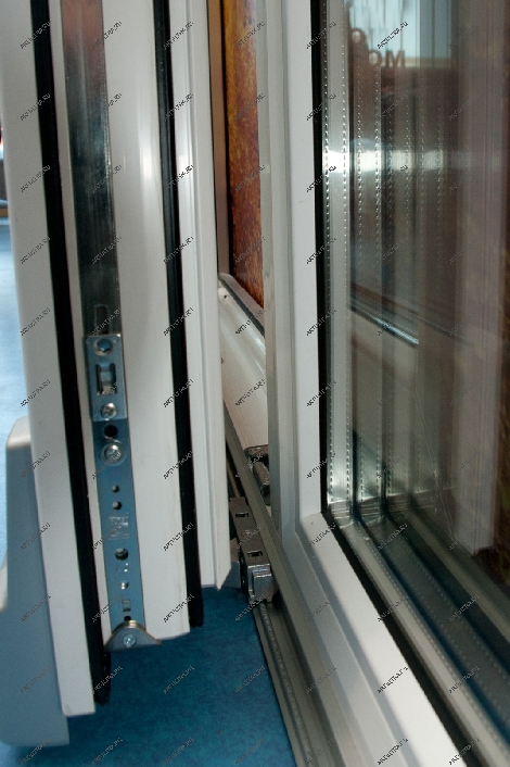 Установку направляющих треков автоматических сдвижных дверей следует производить на выравненный пол и потолок