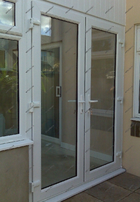 Распашная дверь в конструкции входной группы из ПВХ - наиболее экономичное решение