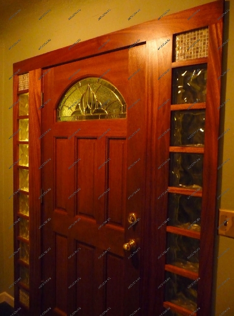 Вход в дом оформлен витражом и фактурными стеклоблоками; несмотря на декор и стеклянные вставки, эта дверь не утратила своей защитной функции