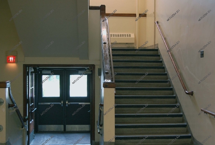 Двери с алюминиевым профилем безопасны, поэтому их можно использовать в офисных, коммерческих зданиях и даже учебных заведениях