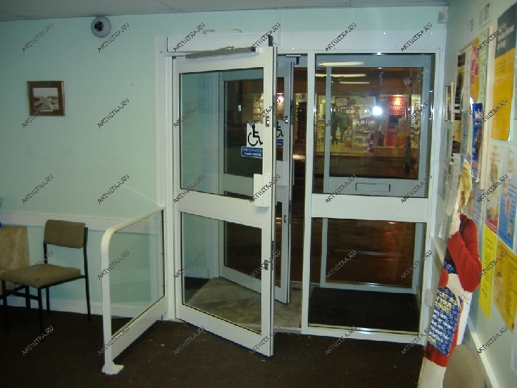Маятниковые двери из алюминиевого профиля, дополненные автоматикой, удобны для пользования людьми с ограниченными возможностями