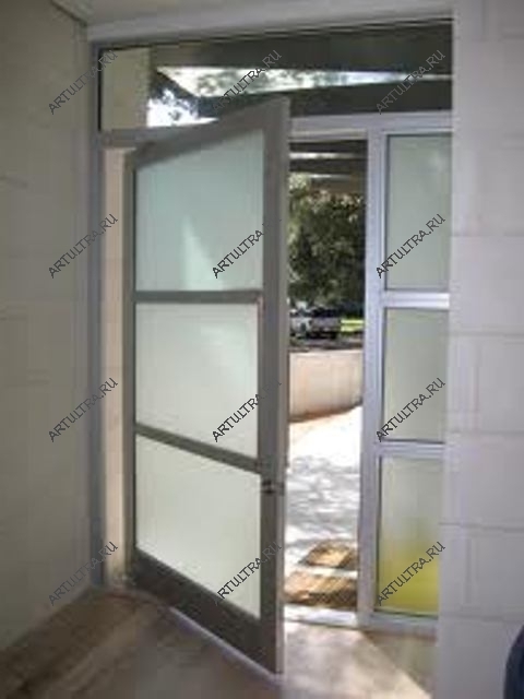Наружные алюминиевые двери надежны и удобны в эксплуатации