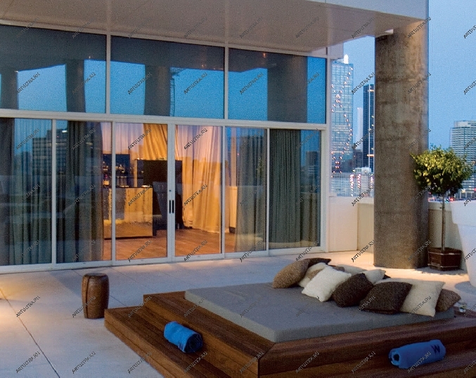  Алюминиевые двери со стеклом устанавливают не только в общественных, но и в жилых зданиях