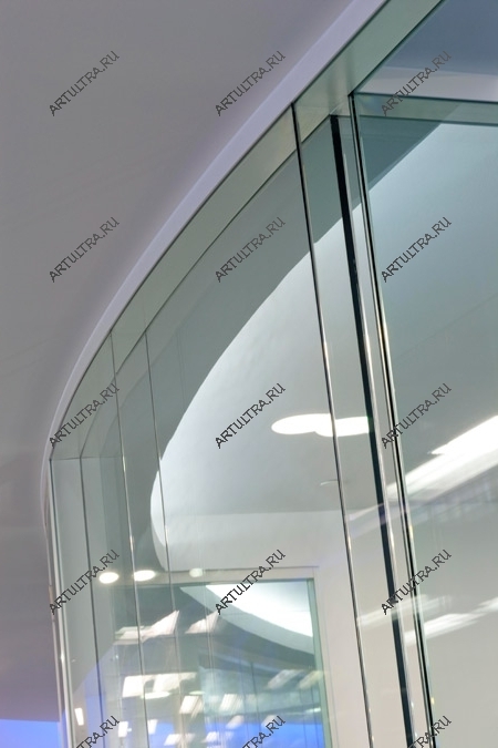 Полукруглые двери выполняются с использованием моллированного (гнутого) стекла