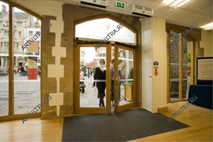 Деревянные двери входной группы станут хорошим выбором, если холл и фасад оформлены в традиционном стиле