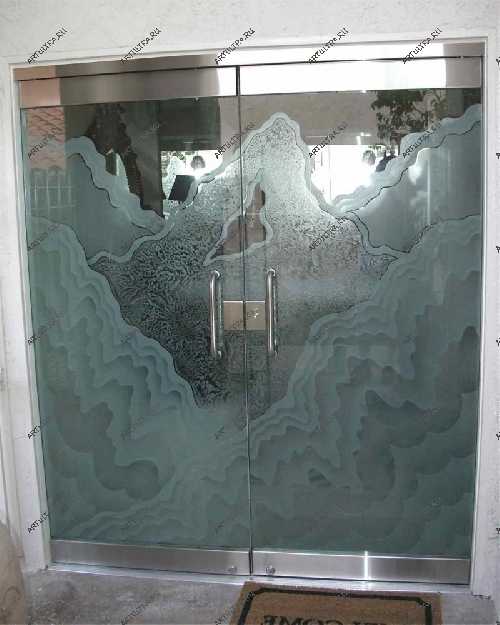 Пескоструйная обработка стекла для декора входных групп наиболее популярна
